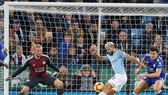 Sergio Aguero trước khung thành Kasper Schmeichel