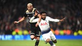 Hakim Ziyech tranh bóng với Danny Rodse (Tottenham)