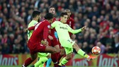 Philippe Coutinho tâng bóng trước khung thành Liverpool