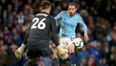 Bernardo Silva (Man City) đối mặt thủ thành Ben Foster