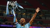 Đội trưởng Vincent Kompany giương cao chiếc cúp FA