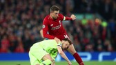 Jordan Henderson (phải, tranh bóng với Ivan Rakitic (Barcelona)