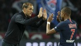 Thomas Tuchel (trái) và Kylian Mbappe