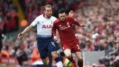 Andy Robertson (phải, Liverpool) tranh bóng với Harry Kane (Tottenham)