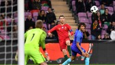 Ronaldo bất lực trước hàng thủ Hà Lan