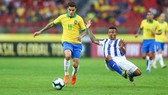Coutinho đi bóng trước hàng thủ Honduras.