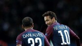 Neymar và Dani Alves luôn bên nhau như hình với bóng