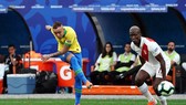 Everton (trái, Brazil) ghi bàn vào lưới Peru.