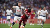 Kieran Trippier (trái, Tottenham) tranh bóng với Sadio Mane (Liverpool)