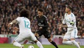 Neymar (giữa) đi bóng qua Sergio Ramos và Marcelo (Real Madrid)