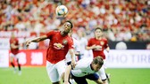 Anthony Martial vượt qua hậu vệ Tottenham