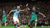 Sergio Aguero sút bóng trước hậu vệ Tottenham