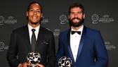 Van Dijk và Alisson mang danh hiệu về cho Liverpool