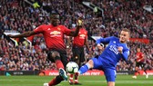 Eric Bailly (Manchester United) tranh bóng với James Maddison (Leicester City)