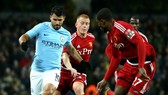 Sergio Aguero phá nát phòng tuyến Watford.