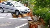 Khu vực đỗ xe của tòa nhà xuất hiện các vết nứt lớn. Ảnh: Yonhap
