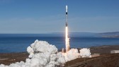 Tên lửa Falcon 9 rời bệ phóng để đưa cùng lúc 64 vệ tinh lên vũ trụ. Ảnh: SpaceX