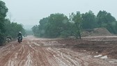 Nhà máy gỗ dăm hoạt động không phép, băm nát đường giao thông Nhà máy gỗ dăm hoạt động không phép, băm nát đường giao thông