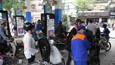 Xăng RON95-III giảm 592 đồng/lít sau khi tăng 3 lần liên tiếp Xăng RON95-III giảm 592 đồng/lít sau khi tăng 3 lần liên tiếp
