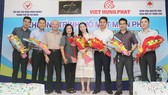 Các nhà tài trợ chụp hình lưu niệm cùng Hội Bảo trợ bệnh nhân nghèo TP.HCM