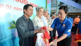 Gần 4 tỷ đồng ủng hộ “Đồng hành vì người nghèo“