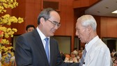 Bí thư Thành ủy TPHCM Nguyễn Thiện Nhân thăm hỏi đại biểu tại buổi họp mặt. Ảnh: VIỆT DŨNG