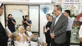 Bí thư Thành ủy TPHCM Nguyễn Thiện Nhân đã đi thăm, chúc tết nhiều nơi, trong đó có Dòng mến Thánh giá Thủ Thiêm. Ảnh: KIỀU PHONG