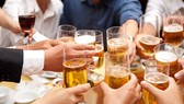 Trong khi cấm dùng rượu, bia dưới 15 độ cồn làm giải thưởng; khuyến mại rượu, bia dưới 15 độ cồn trực tiếp đến người tiêu dùng, thì dự thảo Luật lại cho phép khuyến mại rượu bia đối với cả người dưới 18 tuổi trong “các lễ hội ẩm thực”