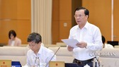 Bộ trưởng Bộ Tài chính Đinh Tiến Dũng đọc Tờ trình của Chính phủ và cho ý kiến về dự thảo Nghị định, sáng 17-9-2019. Ảnh: QUOCHOI