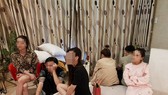 Nhóm nam nữ bị khởi tố bắt tạm giam. Ảnh: CHÍ THẠCH