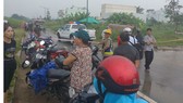 Người dân theo dõi vụ việc.