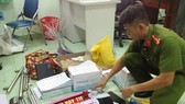 Tang vật của nhóm cho vay nặng lãi từng bị công an thu giữ trước đó. Ảnh: CHÍ PHƯỚC