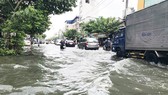 Giao thông ùn ứ kéo dài ở gần cầu Bình Lợi. Ảnh: ĐAN NGUYÊN
