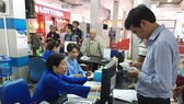 Người dân mua vé tại ga Sài Gòn. Ảnh: THANH HẢI