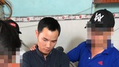 Đối tượng Tín cùng tang vật tại cơ quan công an. Ảnh: C.T