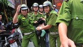 Công an khống chế 1 đối tượng tội phạm trước đó. Ảnh: C.T