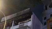 Ngọn lửa phát ra từ tầng 5 của căn nhà. Ảnh: C.T.