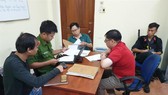 Công an lấy lời khai các đối tượng. Ảnh CA