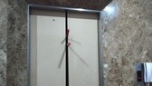Lực lượng chức năng giải cứu các nạn nhân mắc kẹt bên trong thang máy của khách sạn.