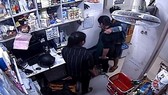 Một vụ kề dao vào cổ cướp trước đó. Ảnh: C.T