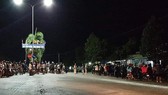 Người dân theo dõi vụ việc