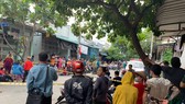 Người dân theo dõi vụ việc.