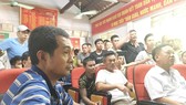 Người thân trông ngóng việc tìm kiếm các thuyền viên đang mất tích