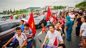 Không được nhìn thấy các tuyển thủ, người hâm mộ hụt hẫng rời sân bay