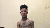 Thanh niên xăm trổ tông gục chiến sĩ cảnh sát giao thông