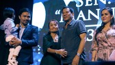 Manny Pacquiao (trái) và Tổng thống Philippines Rodrigo Roa Duterte (thứ 2 từ phải sang)