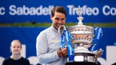 Rafael Nadal lại cắn cúp