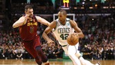 Al Horford đi bóng dũng mãnh