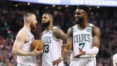 Jaylen Brown (ngoài cùng bên phải) của Boston ăn mừng chiến thắng