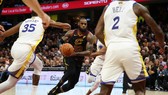 James "gánh team" đơn độc trong vòng vây của các cầu thủ Warriors